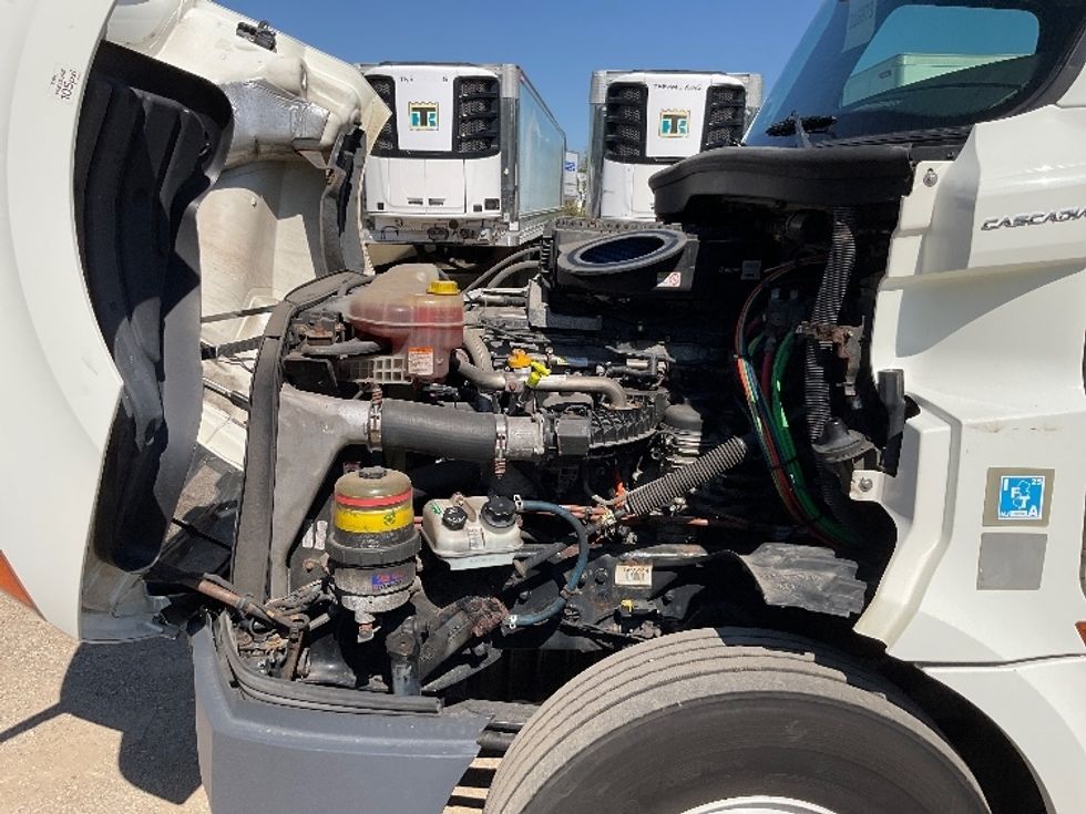 Day Cab Tractor-Heavy Duty Tractors-Freightliner-2018-T12664ST-East Chicago-IN-378,650\n\t\tmiles-$ 41,250 - Image 16