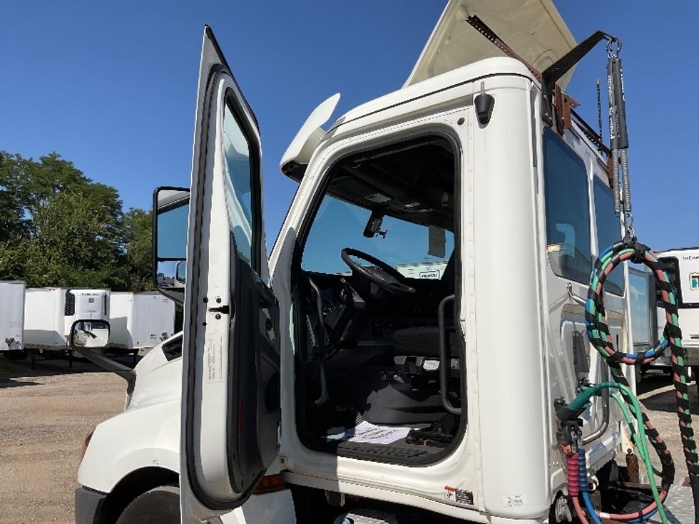 Day Cab Tractor-Heavy Duty Tractors-Freightliner-2018-T12664ST-East Chicago-IN-378,650\n\t\tmiles-$ 41,250 - Image 9