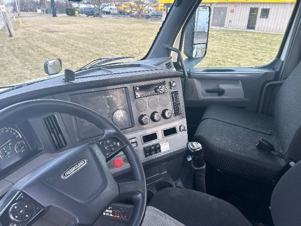 Day Cab Tractor-Heavy Duty Tractors-Freightliner-2018-T12664ST-East Chicago-IN-380,979\n\t\tmiles-$ 36,500 - Image 10