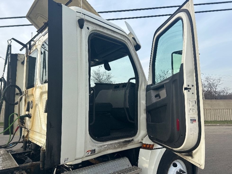 Day Cab Tractor-Heavy Duty Tractors-Freightliner-2018-T12664ST-East Chicago-IN-380,979\n\t\tmiles-$ 36,500 - Image 12