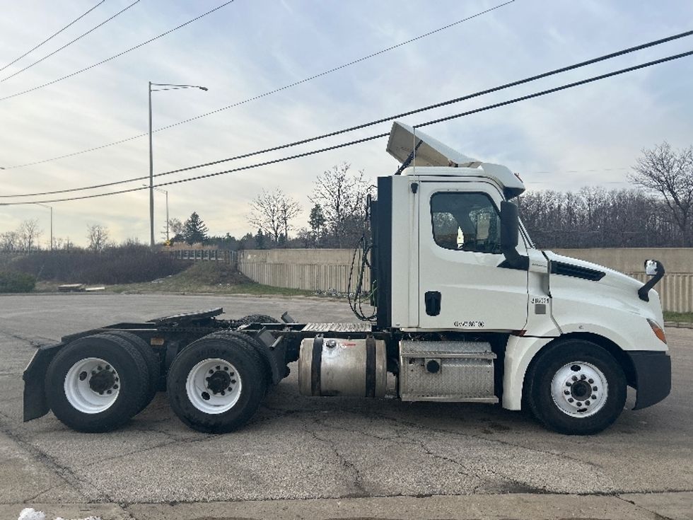 Day Cab Tractor-Heavy Duty Tractors-Freightliner-2018-T12664ST-East Chicago-IN-380,979\n\t\tmiles-$ 36,500 - Image 8