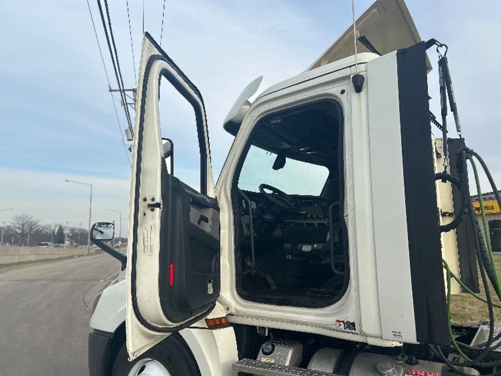 Day Cab Tractor-Heavy Duty Tractors-Freightliner-2018-T12664ST-East Chicago-IN-380,979\n\t\tmiles-$ 36,500 - Image 9