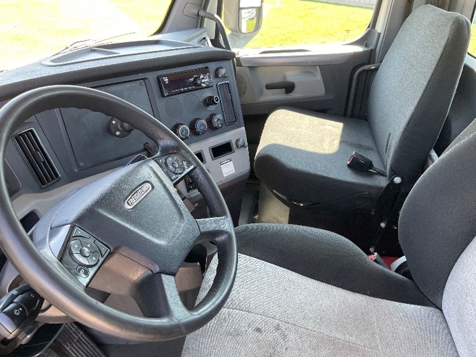 Day Cab Tractor-Heavy Duty Tractors-Freightliner-2018-T12664ST-East Chicago-IN-387,172\n\t\tmiles-$ 41,000 - Image 10