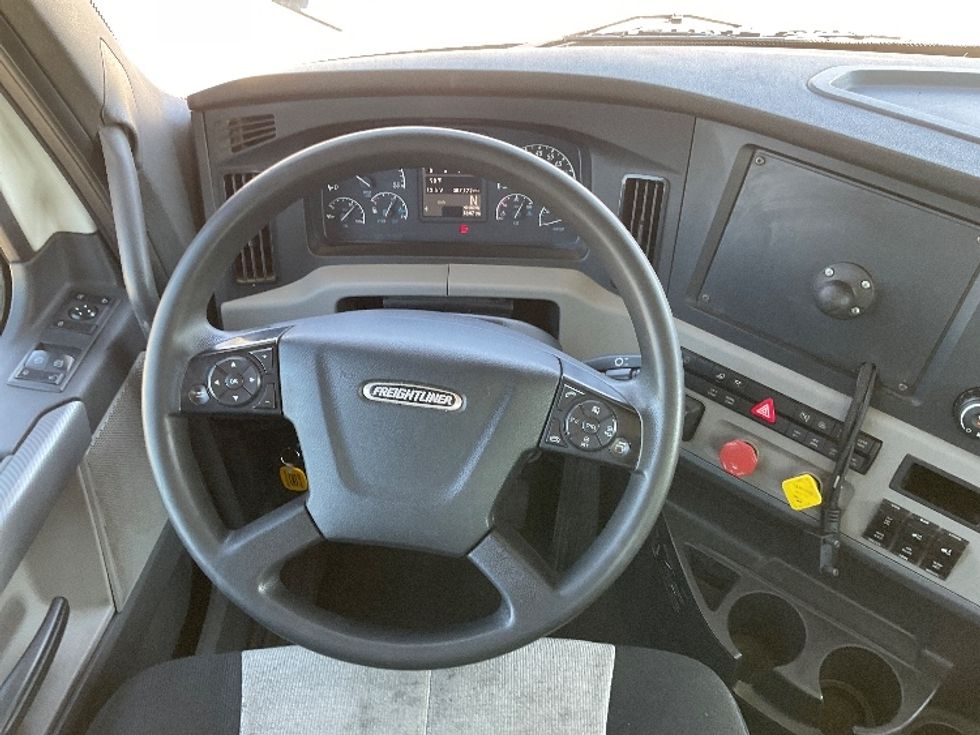 Day Cab Tractor-Heavy Duty Tractors-Freightliner-2018-T12664ST-East Chicago-IN-387,172\n\t\tmiles-$ 41,000 - Image 11