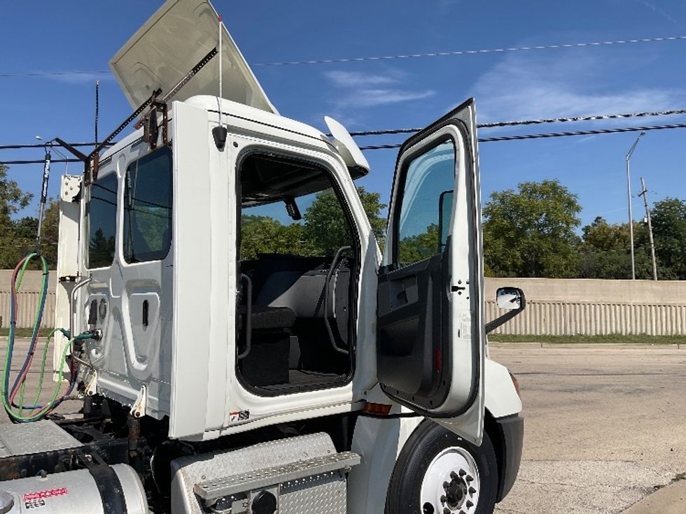 Day Cab Tractor-Heavy Duty Tractors-Freightliner-2018-T12664ST-East Chicago-IN-387,172\n\t\tmiles-$ 41,000 - Image 12