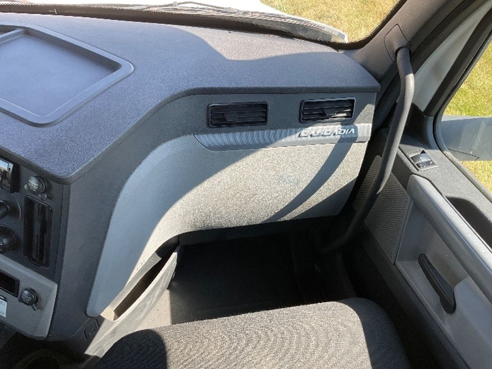 Day Cab Tractor-Heavy Duty Tractors-Freightliner-2018-T12664ST-East Chicago-IN-387,172\n\t\tmiles-$ 41,000 - Image 13