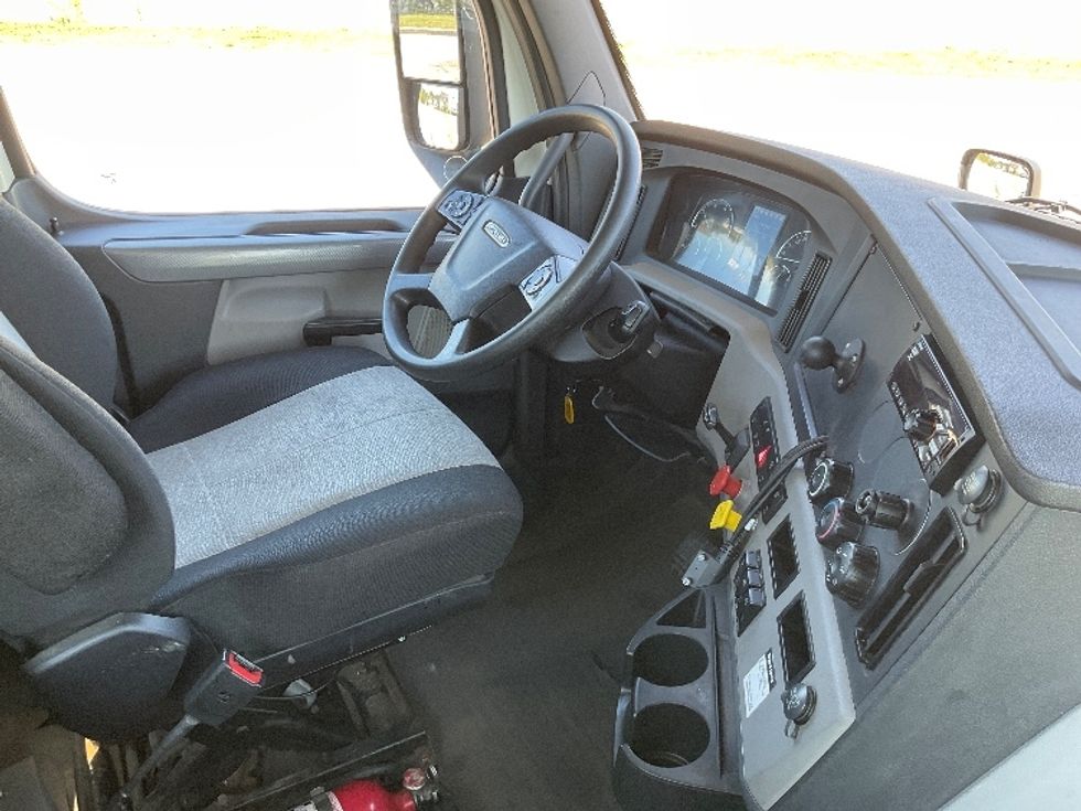Day Cab Tractor-Heavy Duty Tractors-Freightliner-2018-T12664ST-East Chicago-IN-387,172\n\t\tmiles-$ 41,000 - Image 14
