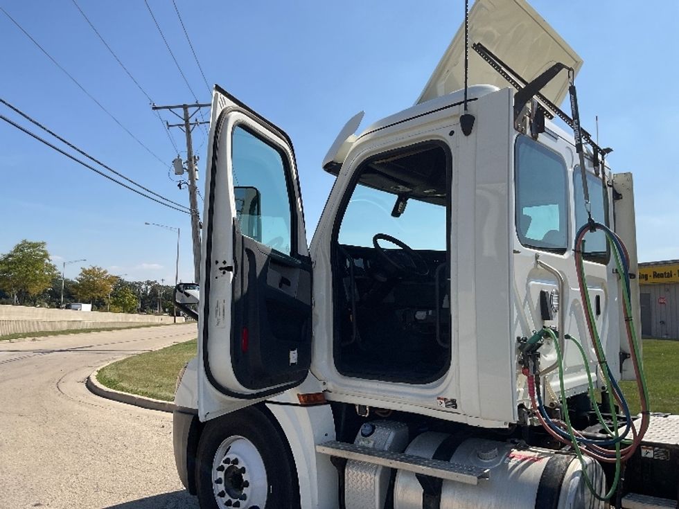 Day Cab Tractor-Heavy Duty Tractors-Freightliner-2018-T12664ST-East Chicago-IN-387,172\n\t\tmiles-$ 41,000 - Image 9