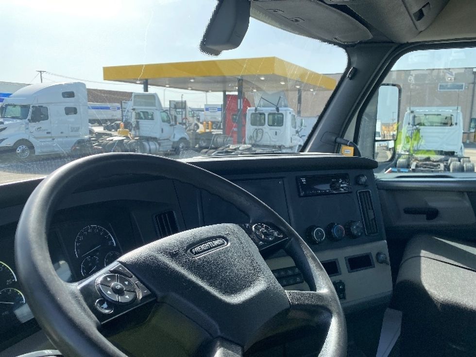 Day Cab Tractor-Heavy Duty Tractors-Freightliner-2018-T12664ST-East Chicago-IN-399,194\n\t\tmiles-$ 42,250 - Image 10