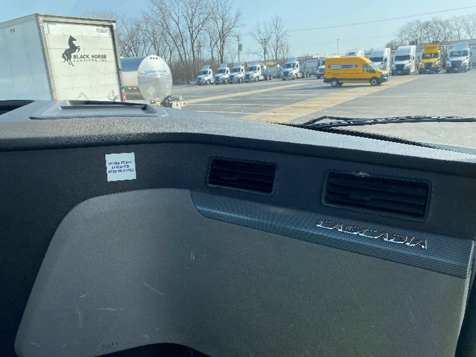 Day Cab Tractor-Heavy Duty Tractors-Freightliner-2018-T12664ST-East Chicago-IN-399,194\n\t\tmiles-$ 42,250 - Image 13