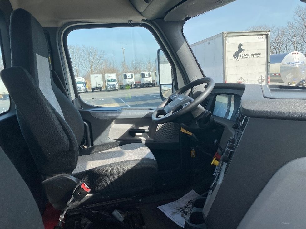 Day Cab Tractor-Heavy Duty Tractors-Freightliner-2018-T12664ST-East Chicago-IN-399,194\n\t\tmiles-$ 42,250 - Image 14