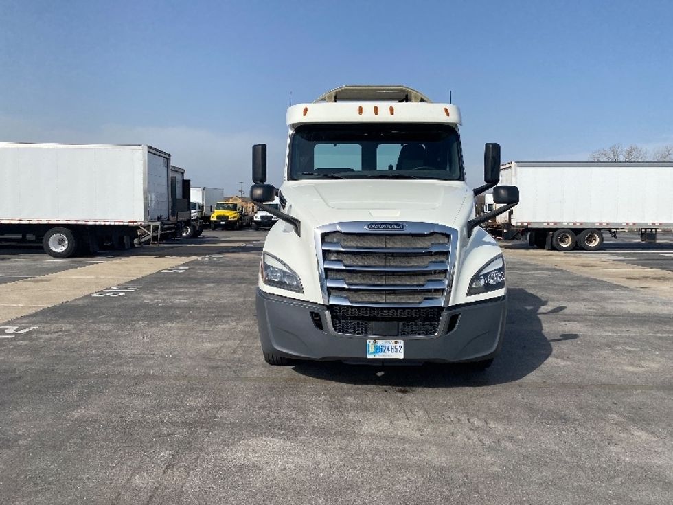 Day Cab Tractor-Heavy Duty Tractors-Freightliner-2018-T12664ST-East Chicago-IN-399,194\n\t\tmiles-$ 42,250 - Image 2