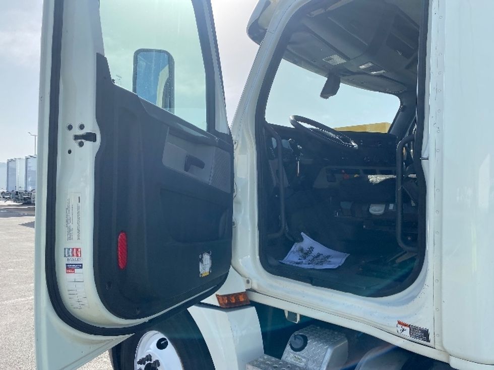 Day Cab Tractor-Heavy Duty Tractors-Freightliner-2018-T12664ST-East Chicago-IN-399,194\n\t\tmiles-$ 42,250 - Image 9