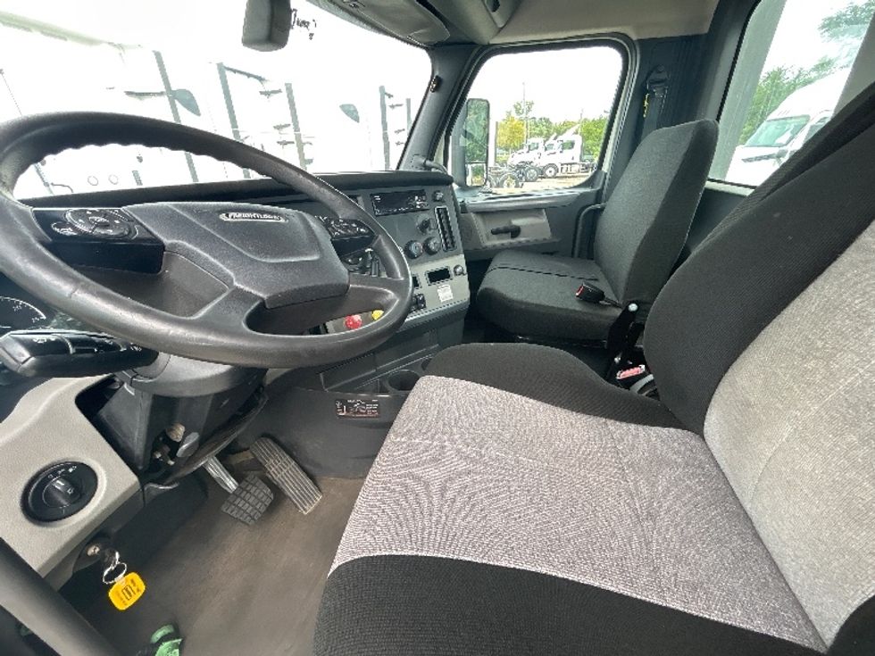 Day Cab Tractor-Heavy Duty Tractors-Freightliner-2018-T12664ST-East Chicago-IN-416,448\n\t\tmiles-$ 39,500 - Image 10
