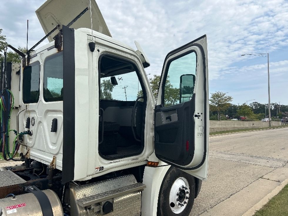 Day Cab Tractor-Heavy Duty Tractors-Freightliner-2018-T12664ST-East Chicago-IN-416,448\n\t\tmiles-$ 39,500 - Image 12