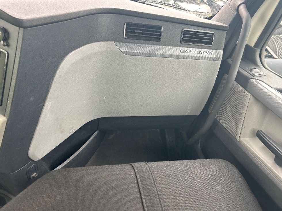 Day Cab Tractor-Heavy Duty Tractors-Freightliner-2018-T12664ST-East Chicago-IN-416,448\n\t\tmiles-$ 39,500 - Image 13