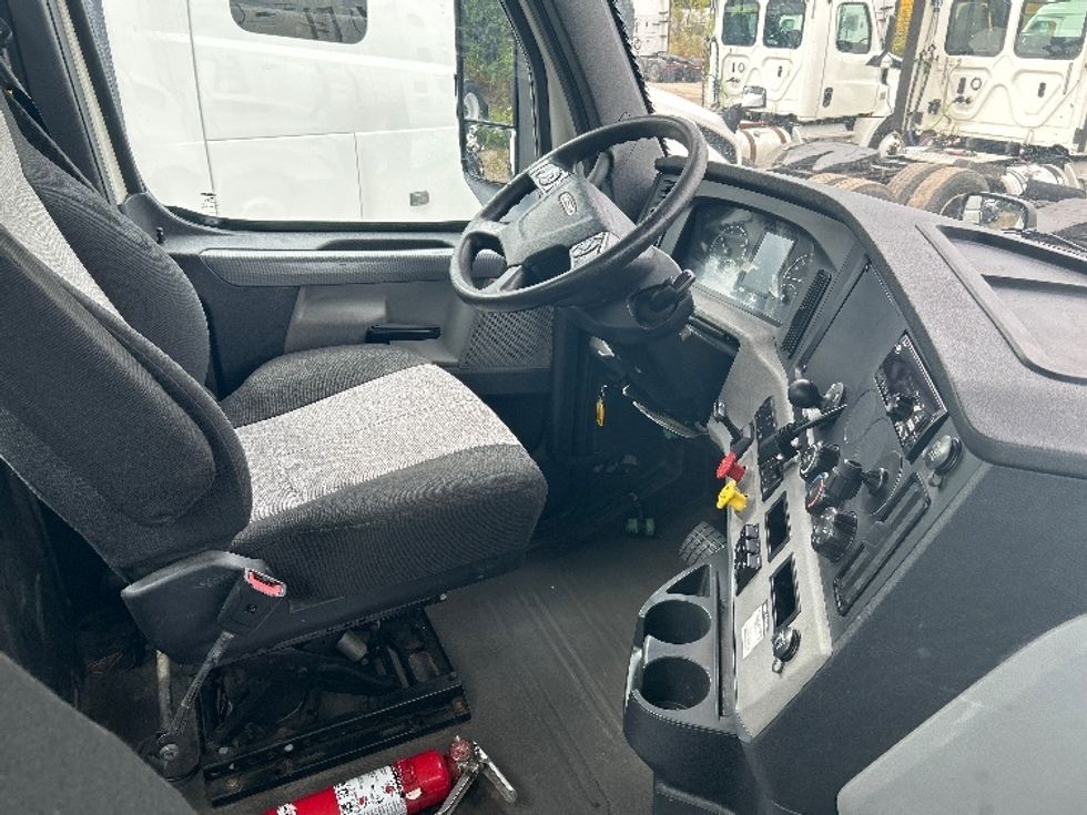 Day Cab Tractor-Heavy Duty Tractors-Freightliner-2018-T12664ST-East Chicago-IN-416,448\n\t\tmiles-$ 39,500 - Image 14