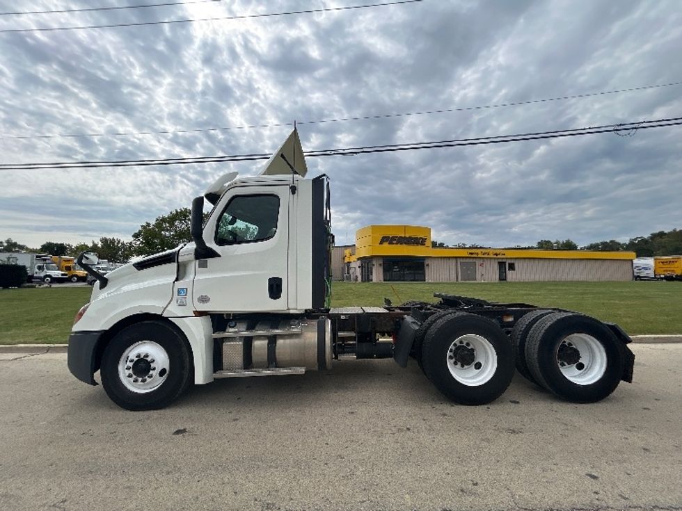 Day Cab Tractor-Heavy Duty Tractors-Freightliner-2018-T12664ST-East Chicago-IN-416,448\n\t\tmiles-$ 39,500 - Image 4
