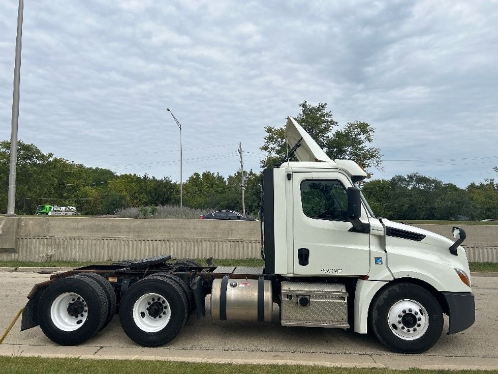 Day Cab Tractor-Heavy Duty Tractors-Freightliner-2018-T12664ST-East Chicago-IN-416,448\n\t\tmiles-$ 39,500 - Image 8