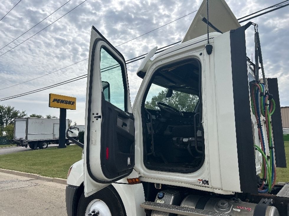 Day Cab Tractor-Heavy Duty Tractors-Freightliner-2018-T12664ST-East Chicago-IN-416,448\n\t\tmiles-$ 39,500 - Image 9