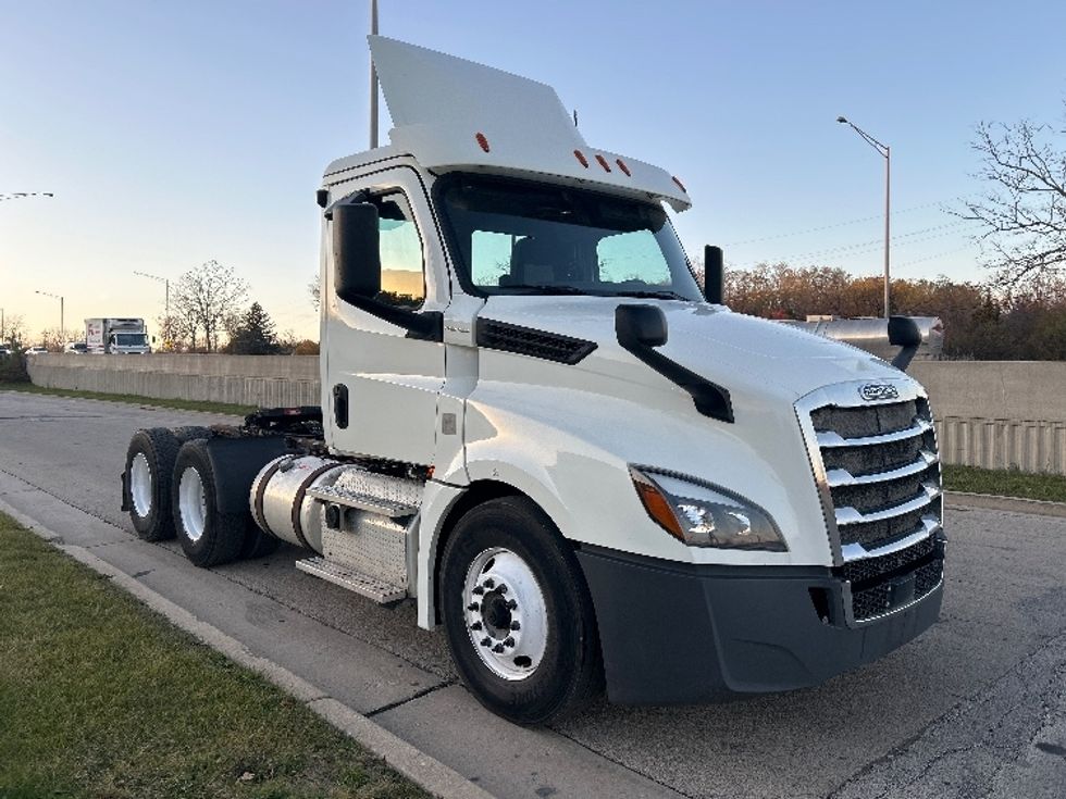 Day Cab Tractor-Heavy Duty Tractors-Freightliner-2018-T12664ST-East Chicago-IN-418,542\n\t\tmiles-$ 39,500 - Image 1