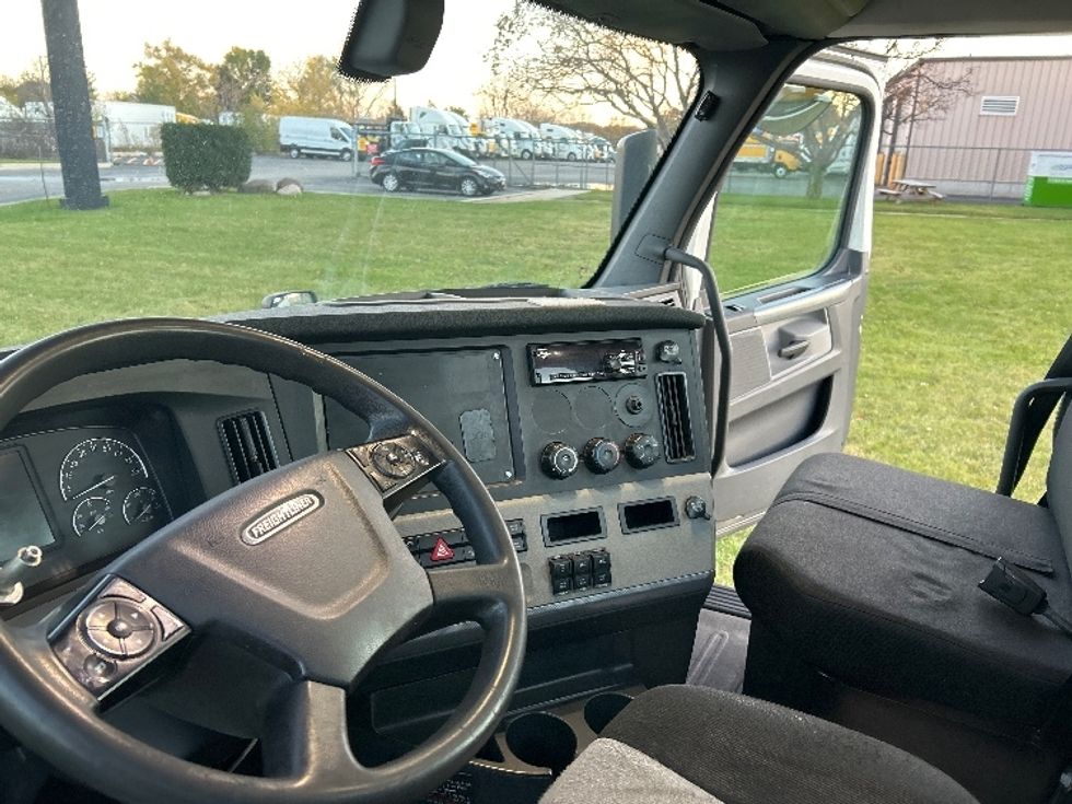 Day Cab Tractor-Heavy Duty Tractors-Freightliner-2018-T12664ST-East Chicago-IN-418,542\n\t\tmiles-$ 39,500 - Image 10