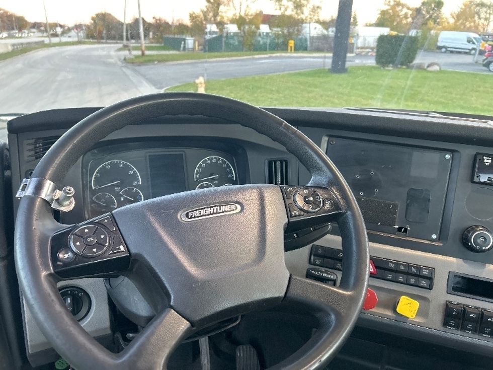 Day Cab Tractor-Heavy Duty Tractors-Freightliner-2018-T12664ST-East Chicago-IN-418,542\n\t\tmiles-$ 39,500 - Image 11