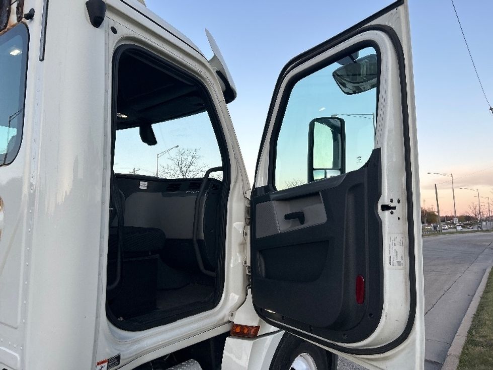 Day Cab Tractor-Heavy Duty Tractors-Freightliner-2018-T12664ST-East Chicago-IN-418,542\n\t\tmiles-$ 39,500 - Image 12