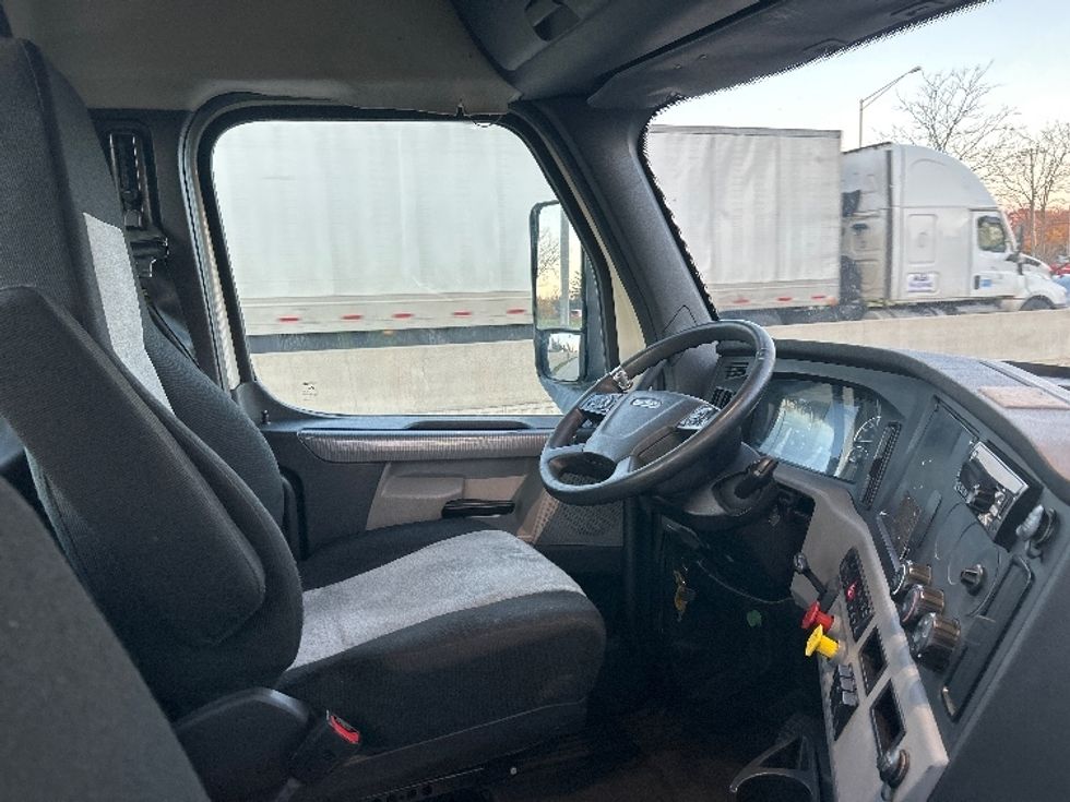 Day Cab Tractor-Heavy Duty Tractors-Freightliner-2018-T12664ST-East Chicago-IN-418,542\n\t\tmiles-$ 39,500 - Image 14