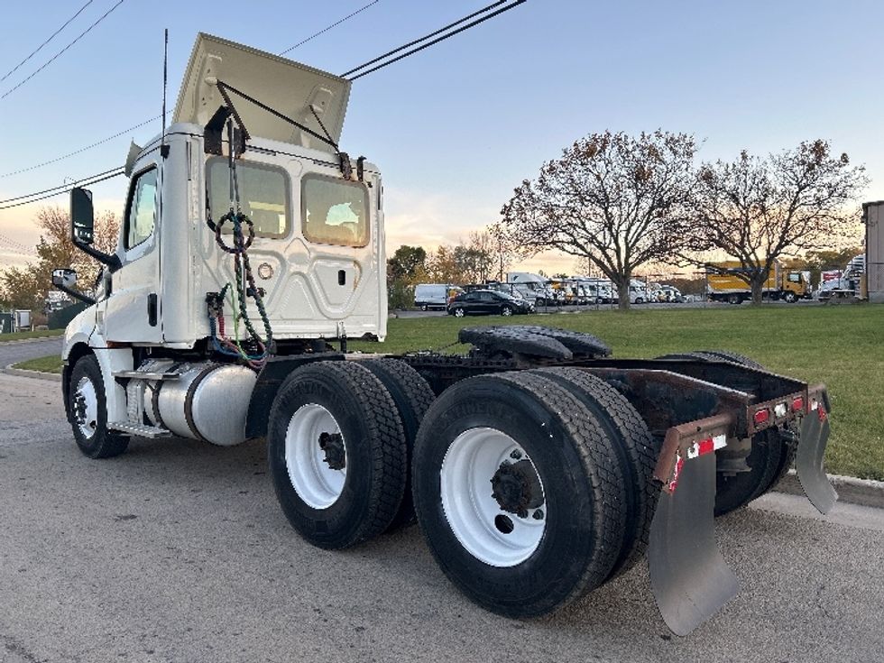 Day Cab Tractor-Heavy Duty Tractors-Freightliner-2018-T12664ST-East Chicago-IN-418,542\n\t\tmiles-$ 39,500 - Image 5