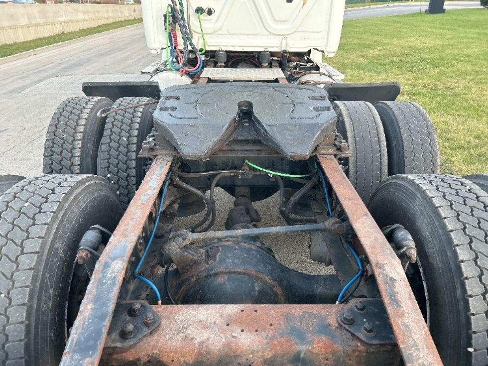 Day Cab Tractor-Heavy Duty Tractors-Freightliner-2018-T12664ST-East Chicago-IN-418,542\n\t\tmiles-$ 39,500 - Image 6
