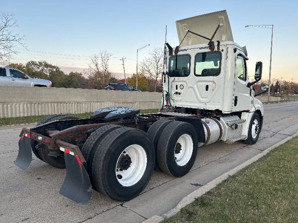 Day Cab Tractor-Heavy Duty Tractors-Freightliner-2018-T12664ST-East Chicago-IN-418,542\n\t\tmiles-$ 39,500 - Image 7