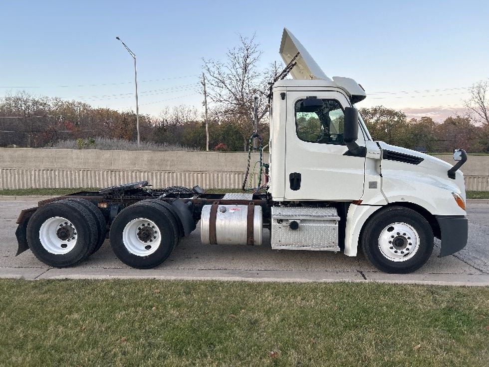Day Cab Tractor-Heavy Duty Tractors-Freightliner-2018-T12664ST-East Chicago-IN-418,542\n\t\tmiles-$ 39,500 - Image 8