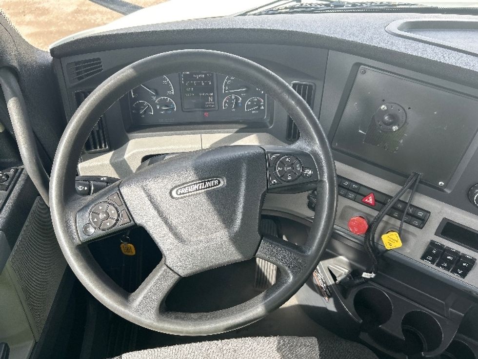Day Cab Tractor-Heavy Duty Tractors-Freightliner-2018-T12664ST-East Chicago-IN-434,993\n\t\tmiles-$ 38,500 - Image 11