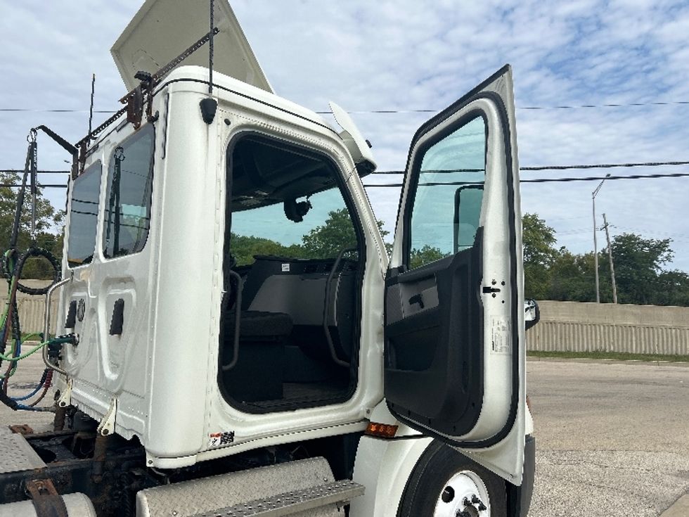 Day Cab Tractor-Heavy Duty Tractors-Freightliner-2018-T12664ST-East Chicago-IN-434,993\n\t\tmiles-$ 38,500 - Image 12