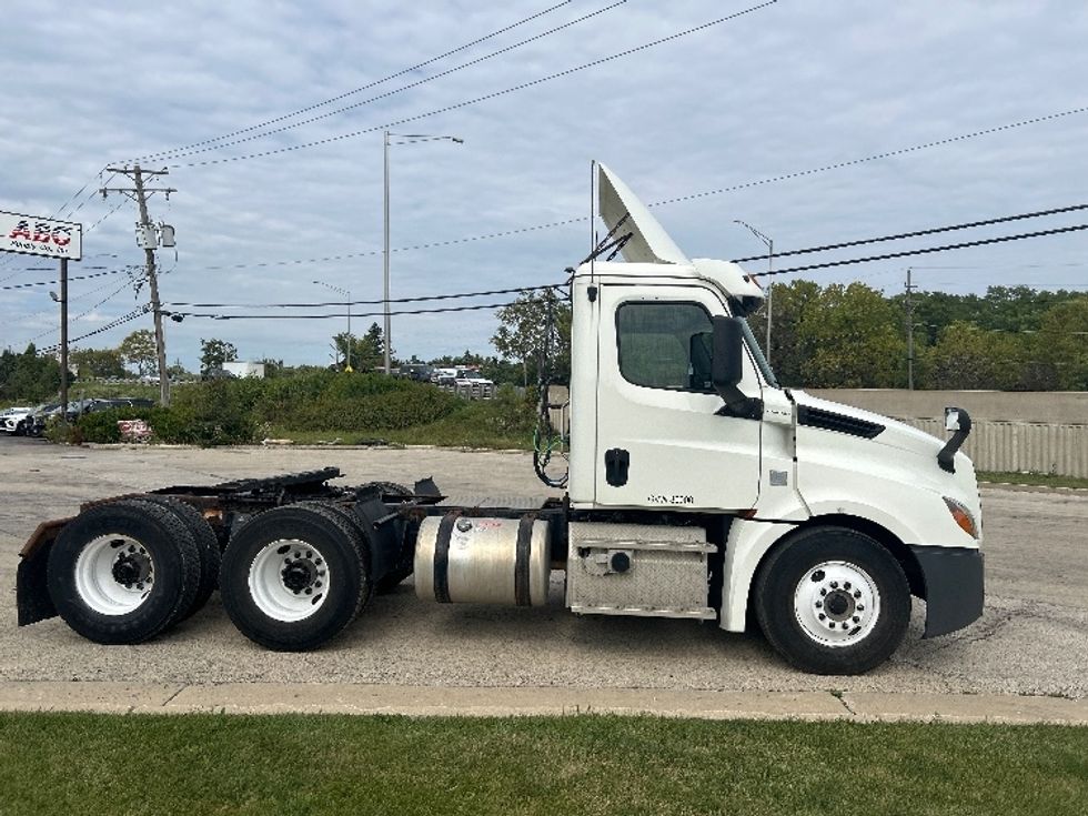 Day Cab Tractor-Heavy Duty Tractors-Freightliner-2018-T12664ST-East Chicago-IN-434,993\n\t\tmiles-$ 38,500 - Image 8