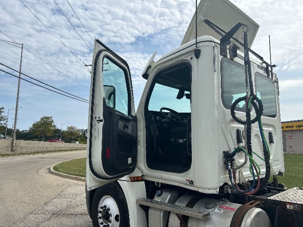 Day Cab Tractor-Heavy Duty Tractors-Freightliner-2018-T12664ST-East Chicago-IN-434,993\n\t\tmiles-$ 38,500 - Image 9