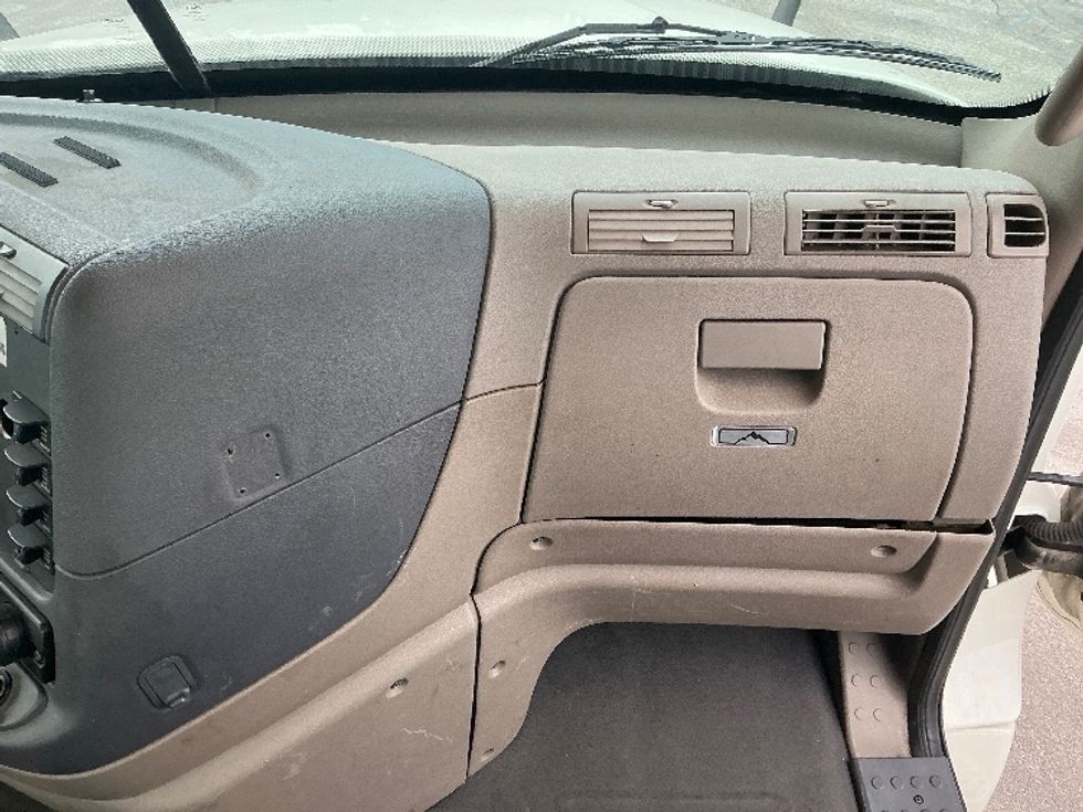 Day Cab Tractor-Heavy Duty Tractors-Freightliner-2018-T12664ST-East Chicago-IN-493,002\n\t\tmiles-$ 34,750 - Image 13