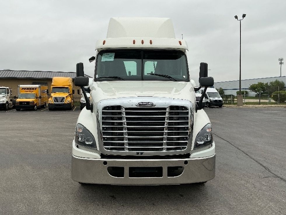 Day Cab Tractor-Heavy Duty Tractors-Freightliner-2018-T12664ST-East Chicago-IN-493,002\n\t\tmiles-$ 34,750 - Image 2