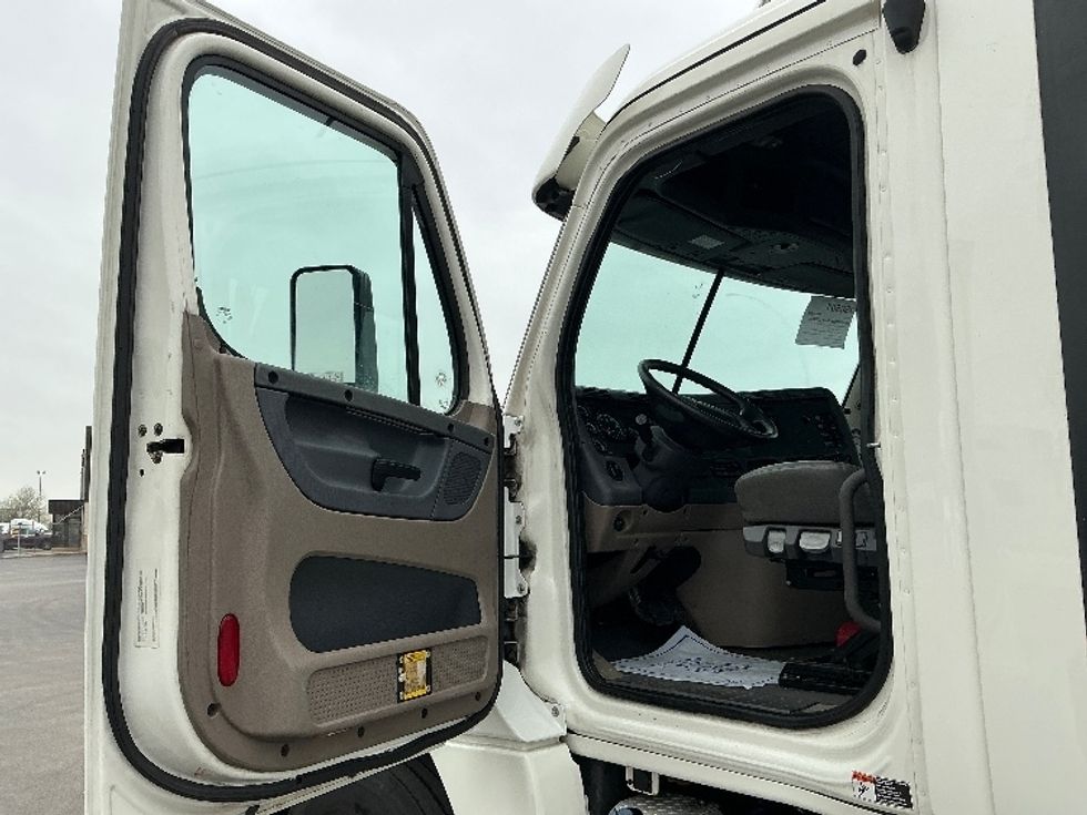 Day Cab Tractor-Heavy Duty Tractors-Freightliner-2018-T12664ST-East Chicago-IN-493,002\n\t\tmiles-$ 34,750 - Image 9