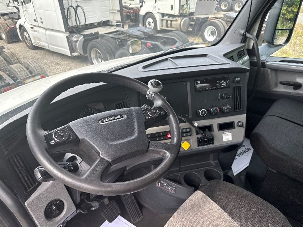 2018 Freightliner Cascadia 126" Day cab photo 9