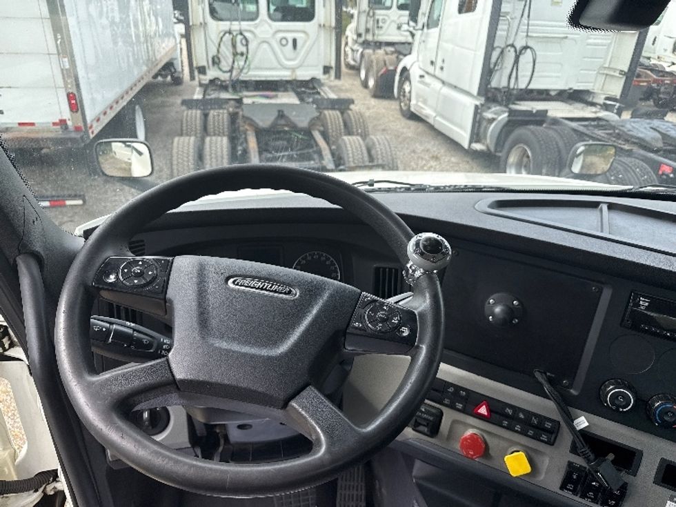 Day Cab Tractor-Heavy Duty Tractors-Freightliner-2018-T12664ST-East Chicago-IN-497,163\n\t\tmiles-$ 35,750 - Image 11