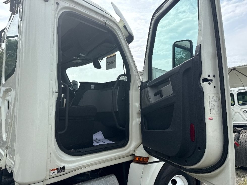 Day Cab Tractor-Heavy Duty Tractors-Freightliner-2018-T12664ST-East Chicago-IN-497,163\n\t\tmiles-$ 35,750 - Image 12