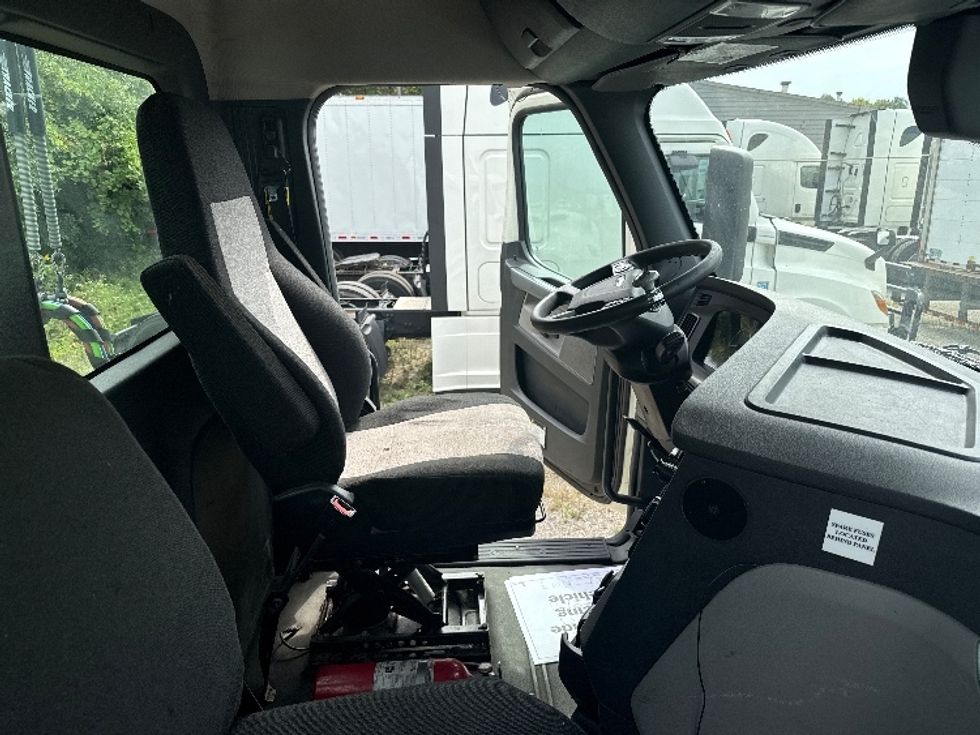 2018 Freightliner Cascadia 126" Day cab photo 11