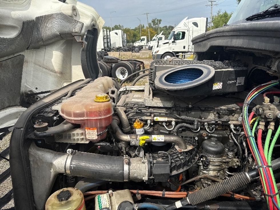 2018 Freightliner Cascadia 126" Day cab photo 12