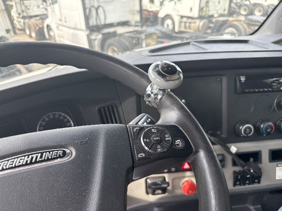 2018 Freightliner Cascadia 126" Day cab photo 14