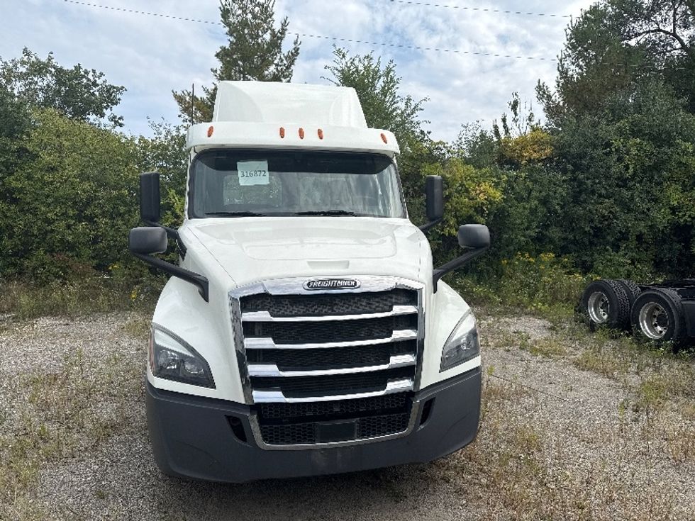 2018 Freightliner Cascadia 126" Day cab photo 2
