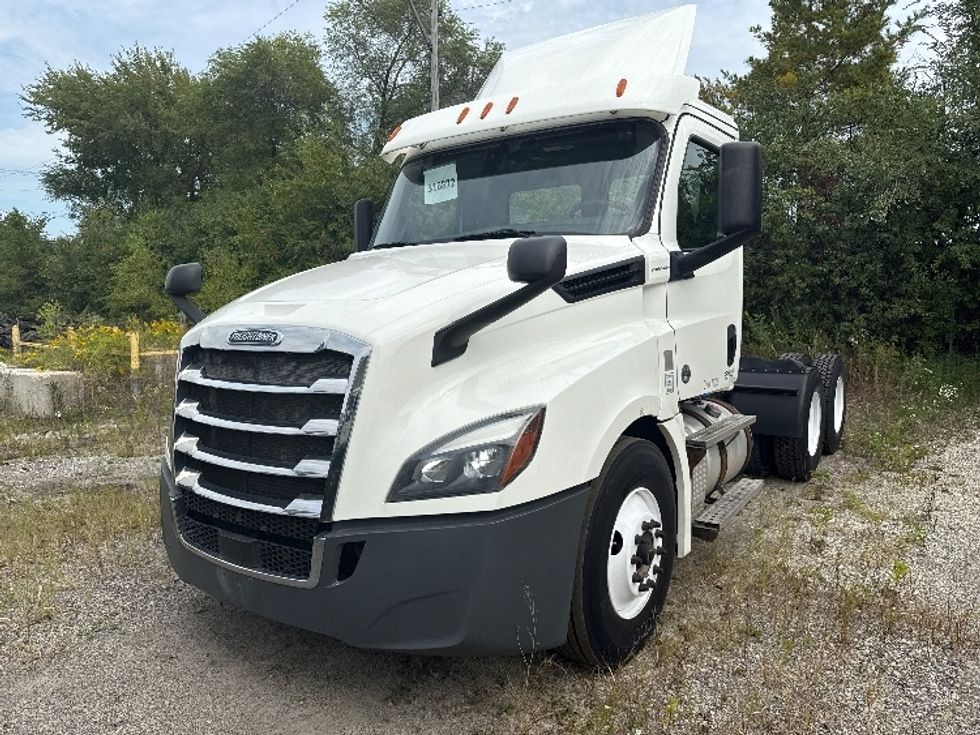 2018 Freightliner Cascadia 126" Day cab photo 3