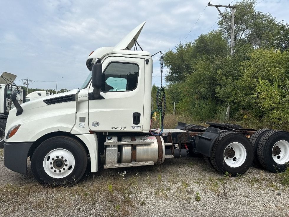 2018 Freightliner Cascadia 126" Day cab photo 4