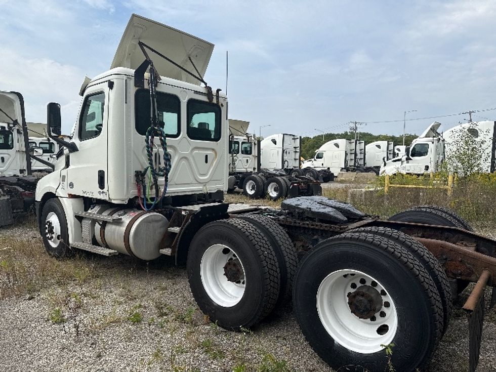 2018 Freightliner Cascadia 126" Day cab photo 5